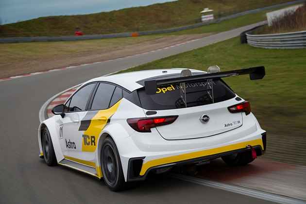 Pre-season testing: Countless kilometers for the Opel Astra TCR on the race circuits in Zandvoort and Estoril.