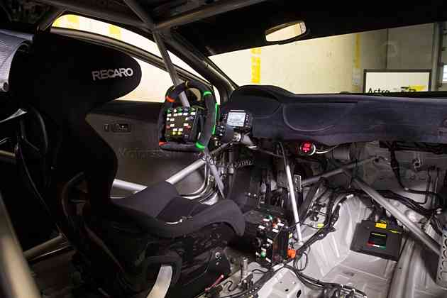 Works without difficulty: The sequential, six-speed racing transmission operated by a paddle shift located on the steering wheel from French specialists Sadev.