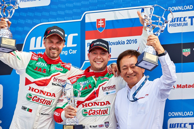 2016 EVENT: Race of Slovakia TRACK: Automotodrom Slovakiaring TEAM: Castrol Honda World Touring Car Team CAR: Honda Civic wtcc DRIVER: Tiago Monteiro celebrates his victory in Race 1 with Rob Huff (3rd position) and Daisuke Horiuchi. Large Project Leader for WTCC development from Honda R & D