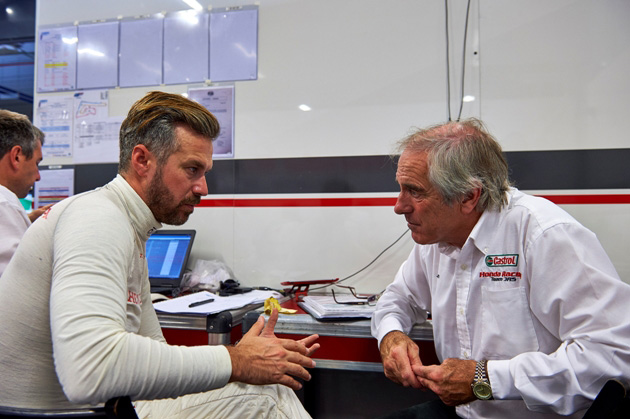 2015 EVENT: Race of Thailand TRACK: Chang International Circuit TEAM: Castrol Honda World Touring Car Team CAR: Honda Civic wtcc DRIVER: Tiago Monteiro talks with his engineer John Gentry