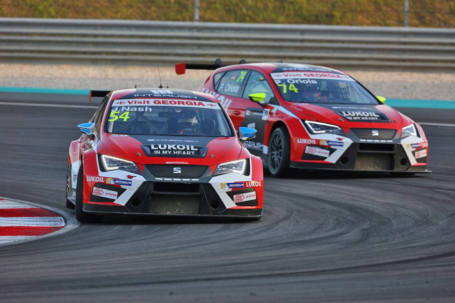 TCR International Series. 10-й этап. Сепанг (Малайзия). 30 сентября 2016 г. 1-я гонка. Джеймс Нэш №54 и Пепе Ориола №74. TCR International Series. Round 10. Sepang. Malaysia. 30 September 2016. Race 1. James Nash #54 and Pepe Oriola #74.