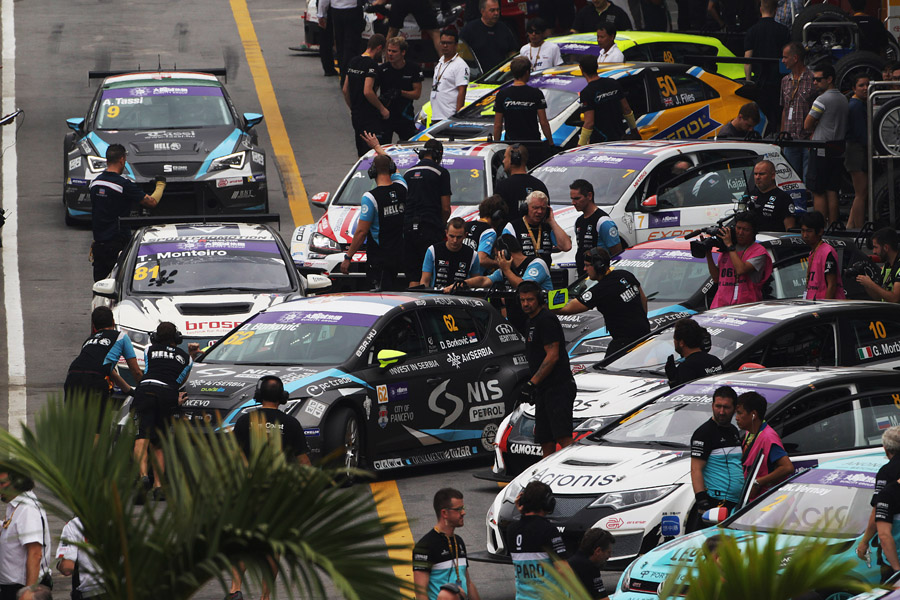 18.11.2016 - Free Practice 2, Atmosphere, pit lane